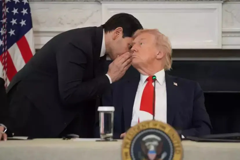 ABD Başkanı Donald Trump’a, Gazze’de sağlanan ateşkes anlaşmasının haberi, kameraların önünde iletildi.