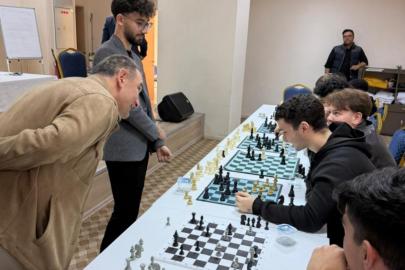 DÜNYA SATRANÇ ŞAMPİYONU ARİAN GHOLAMİ, SELAHADDİN EYYUBİ TURİZM MESLEKİ ANADOLU LİSESİ ÖĞRENCİLERİYLE YARIŞTI