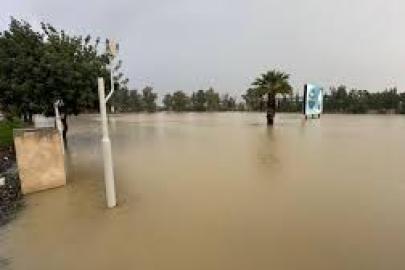 “Kıbrıs’ta Şiddetli Yağış Hayatı Felç Etti: Birçok Bölgeyi Sel Bastı”