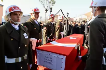 Piyade Uzman Çavuş Taner Arı,nın ceneza töreni Memleketi Bingöl'ün Solhan ilçesinde toprağa verildi