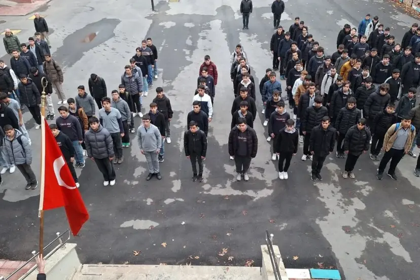 Tokat’ta Milli Sorumluluk Gençlere Emanet Şanlı Bayrak Seçilen Öğrenciler Tarafından Dalgalandırılıyor