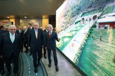 Cumhurbaşkanı Erdoğan 30 Bin Kilometre Bölünmüş Yol Sergisi’ni Gezdi