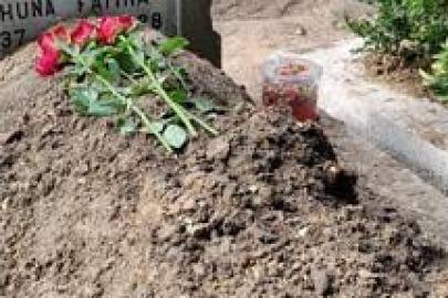 Güngören’de bıçaklı saldırıda öldürülen Atlas Çağlayan'ın mezarını arkadaşları ziyaret etti