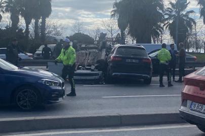 Bakırköy Sahil Yolunda Kaçan Sürücü Dehşeti: 2 Araç Bariyerlere Çarptı