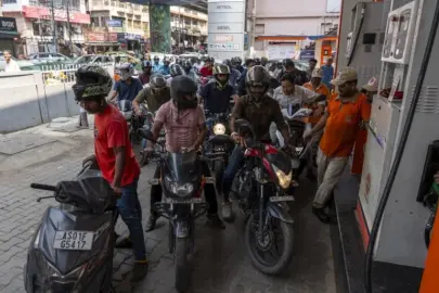 ASYA VE AVRUPA’DA AKARYAKIT KRİZİ: KUYRUKLAR UZADI, ENDİŞE BÜYÜYOR