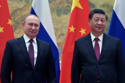 Şi' den  Putin'i kırmızı halıda karşıladı