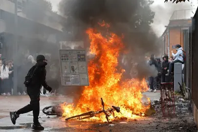 Fransa'da lise öğrencileri polisle çatıştı: Okul protestoları büyüyor