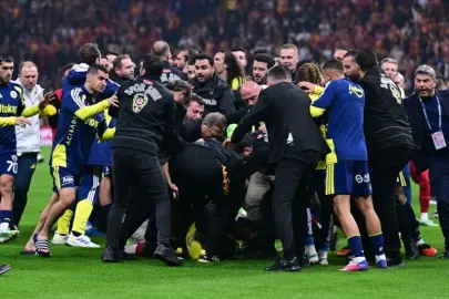 FENERBAHÇE–GALATASARAY DERBİSİNDE ORTALIK KARIŞTI! SAHADA KAVGA, İKİ KIRMIZI KART